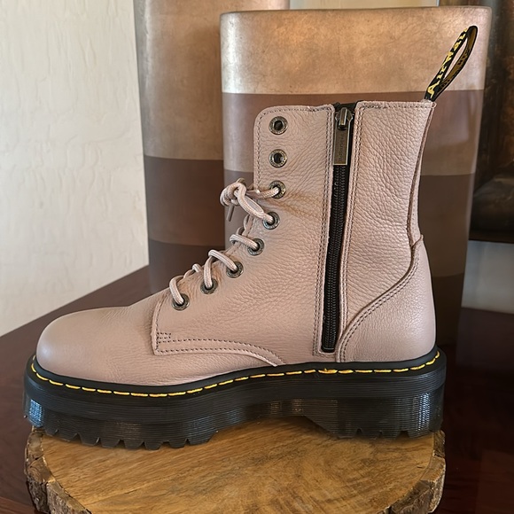 Dr. Martens *NWOB* Jadon III Boot Pisa Leather Platforms, Unisex, Taupe - Picture 8 of 11